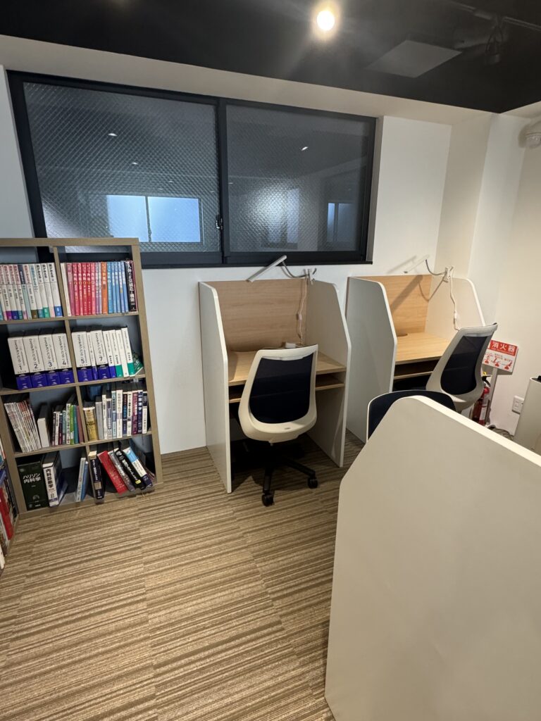 「医学生道場 渋谷教室の内観」「渋谷教室の自習室」「渋谷駅徒歩2〜3分のアクセス」