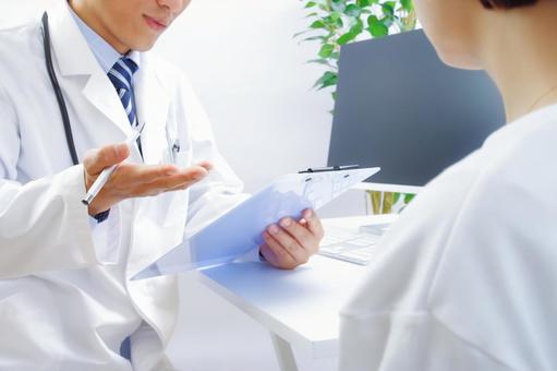 患者にヒアリングをする医師の写真